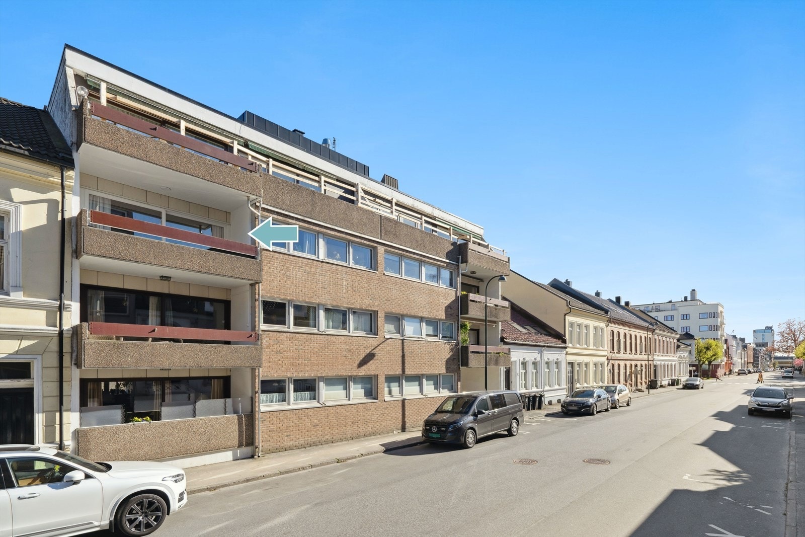 Fasade - Leiligheten ligger i byggets 3.etasje med adkomst via heis eller trapp. Galleribilde