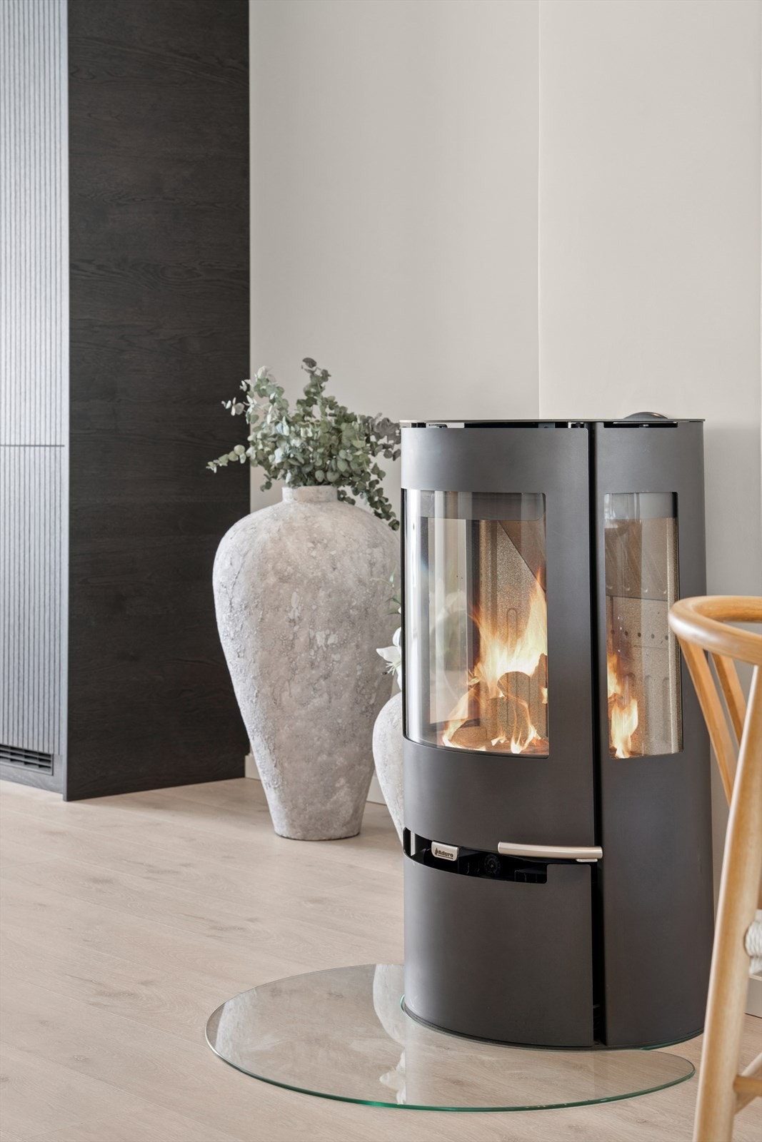 I forbindelse med renoveringen er det satt inn en effektiv, rentbrennende peis. Galleribilde