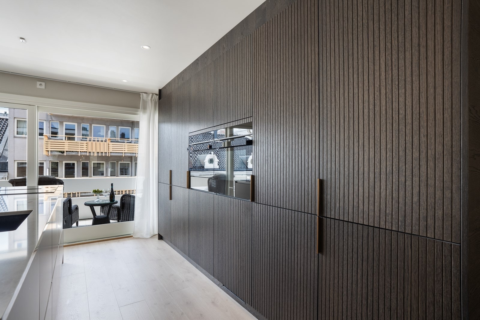 Alle nødvendige hvitevarer er integrert: kjøleskap/frys, oppvaskmaskin, platetopp, steikeovn og vifte. Galleribilde