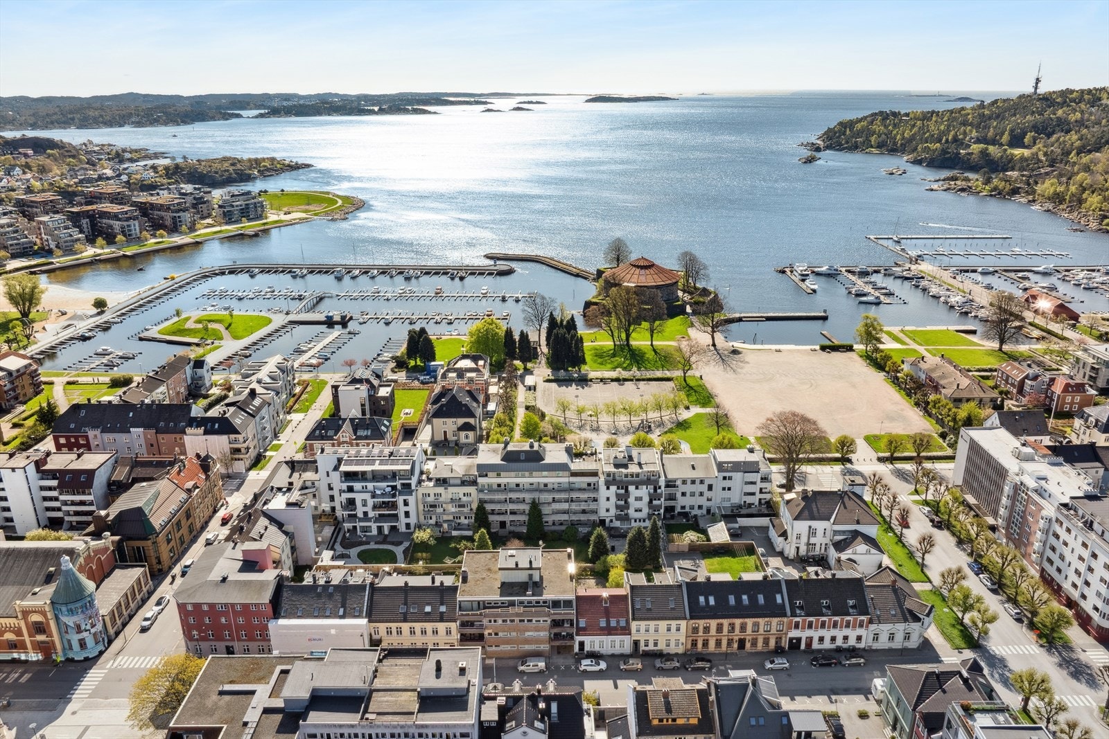 Alle byens service- og kulturtilbud ligger i behagelig gangavstand. Kun et par minutters gange til den flotte Bystranda og Strandpromenaden. På Bystranda er det anlagt fin sandstrand, sittegrupper og badebrygge. Galleribilde