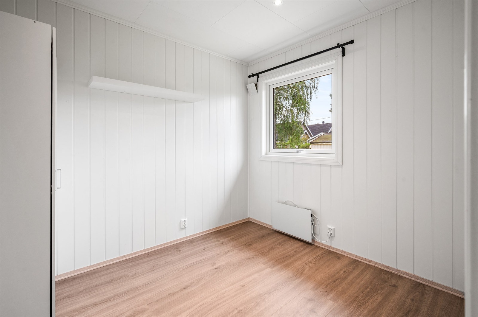 Det første av boligens soverom befinner seg i 1. etasje og er av god størrelse. Galleribilde