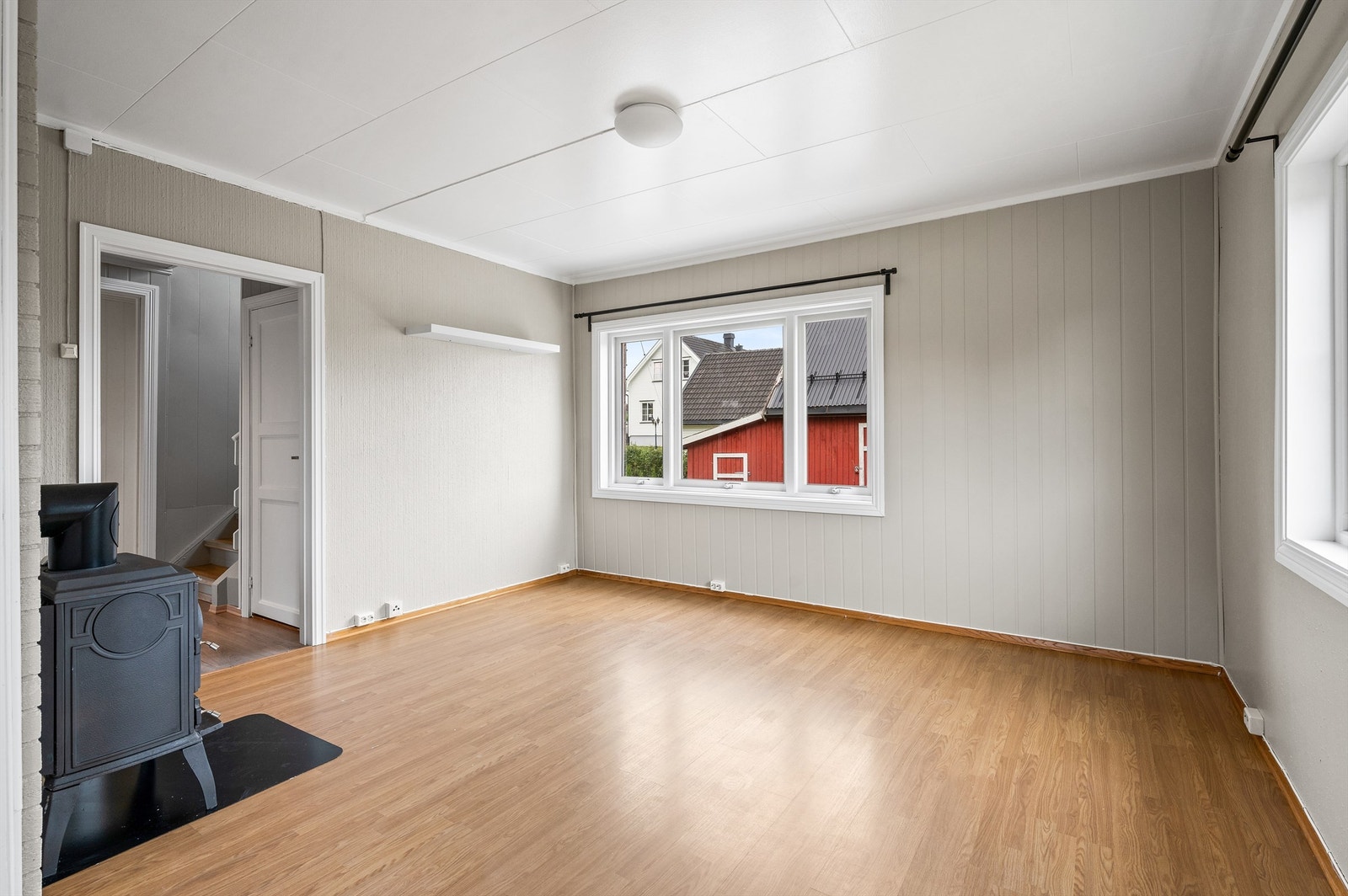 Rommet har en veldimensjonert utforming hvor man med enkelthet kan innrede etter eget ønske og personlige stil. Galleribilde