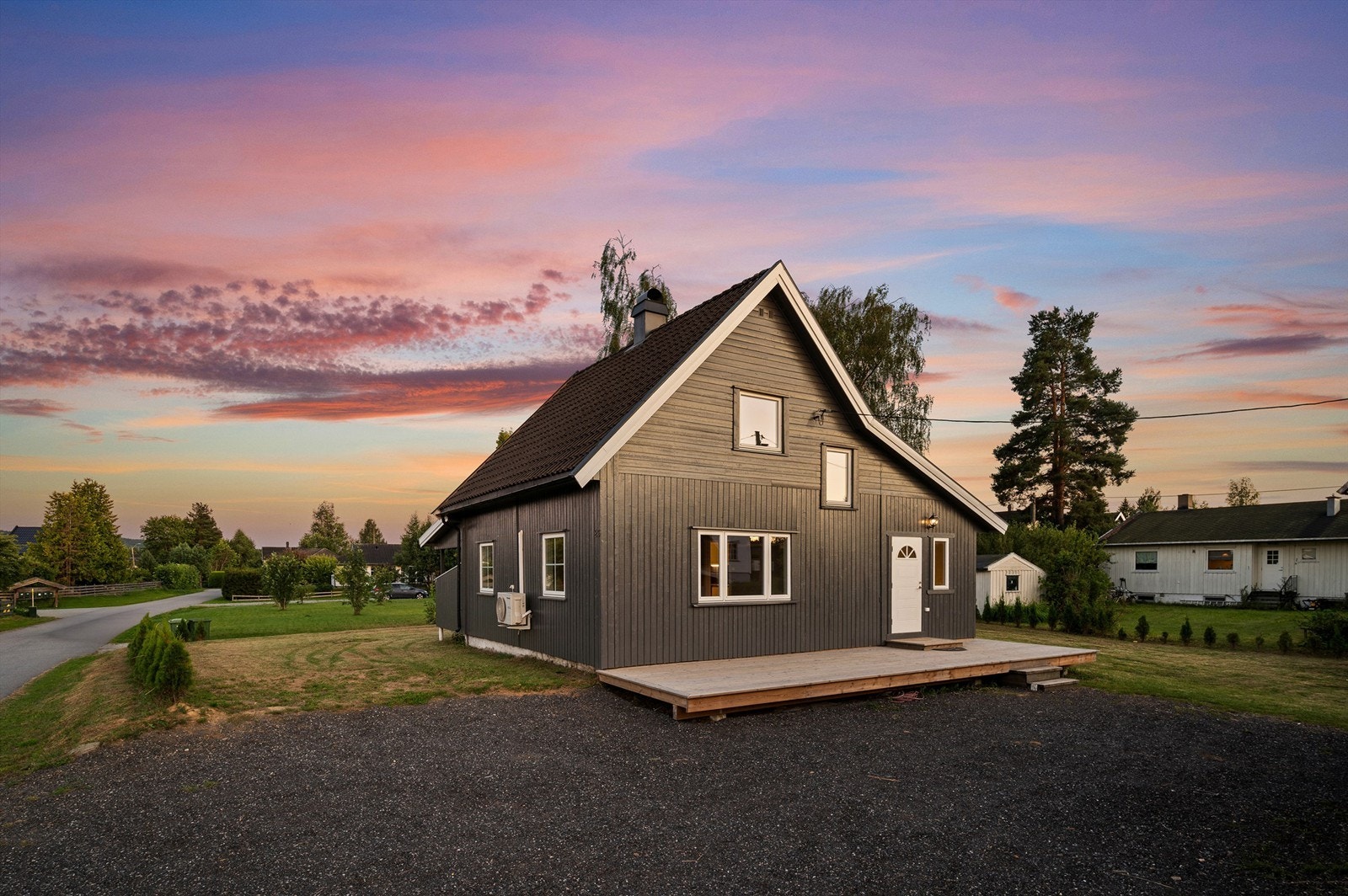 Eiendommen ligger i et barnevennlig og attraktivt boligområde på Råholt i Eidsvoll kommune. Området har nærhet til skoler, barnehager, offentlig kommunikasjon samt et rikt utvalg servicetilbud. Galleribilde