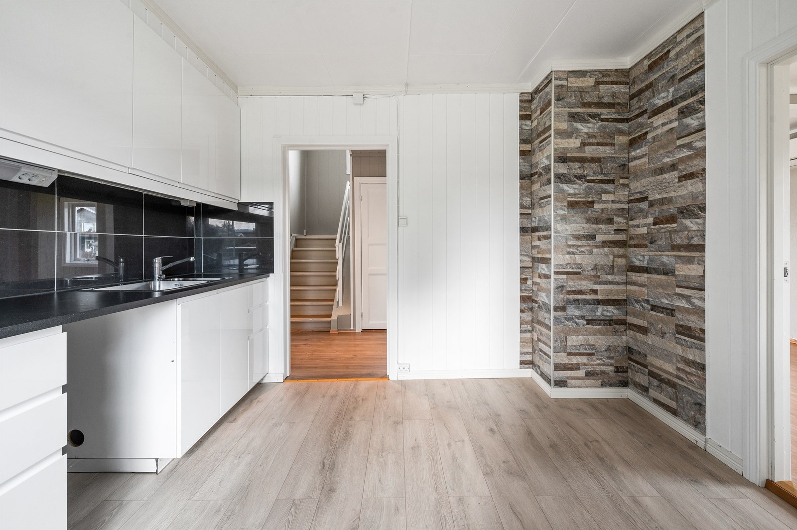 Det er montert vannstoppsystem, kjøkkenventilator over kokeplass og det er opplegg for oppvaskmaskin. Galleribilde