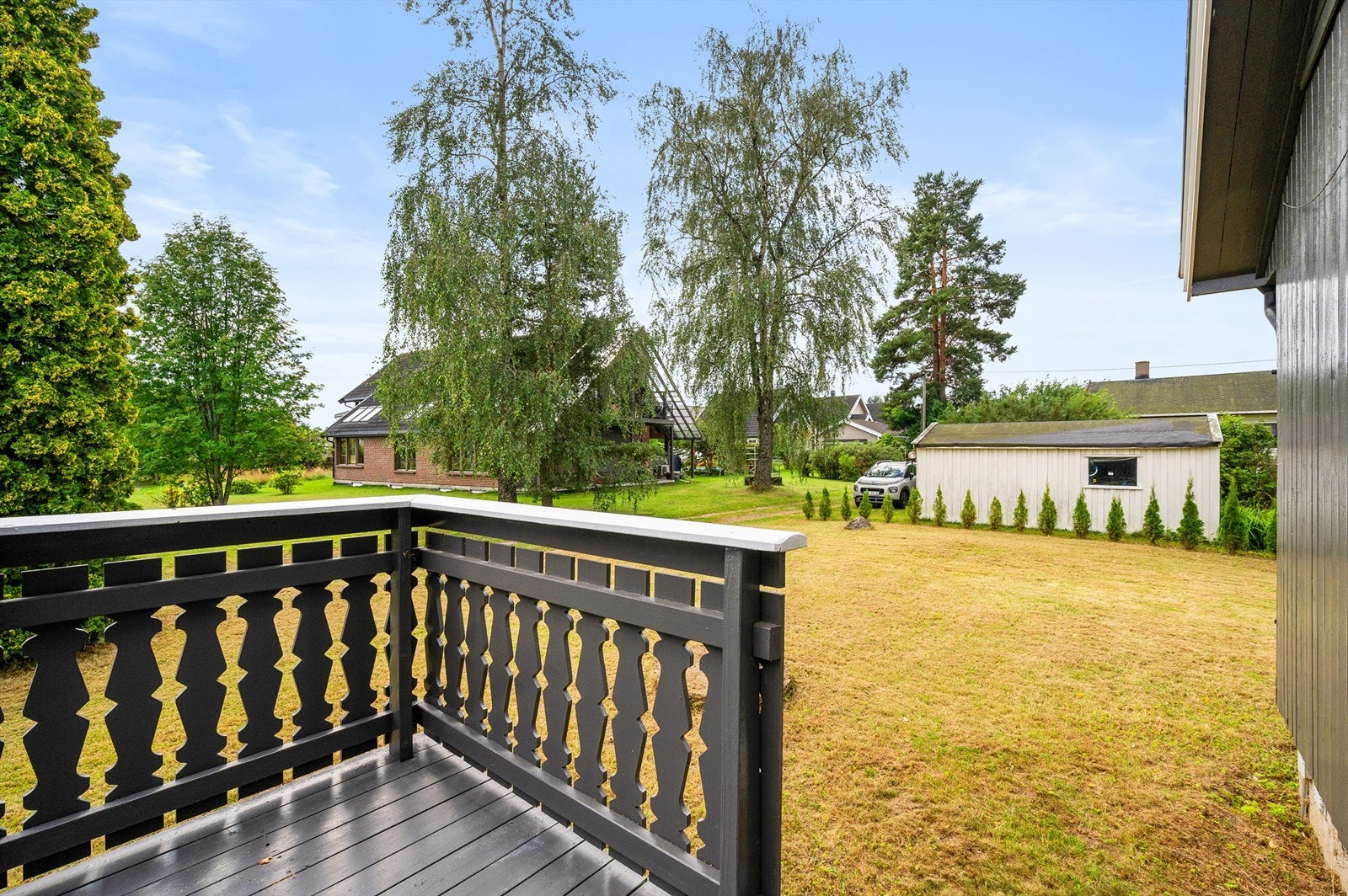 Terrassen er delvis overbygget som gir en god bruksverdi store deler av året. Galleribilde