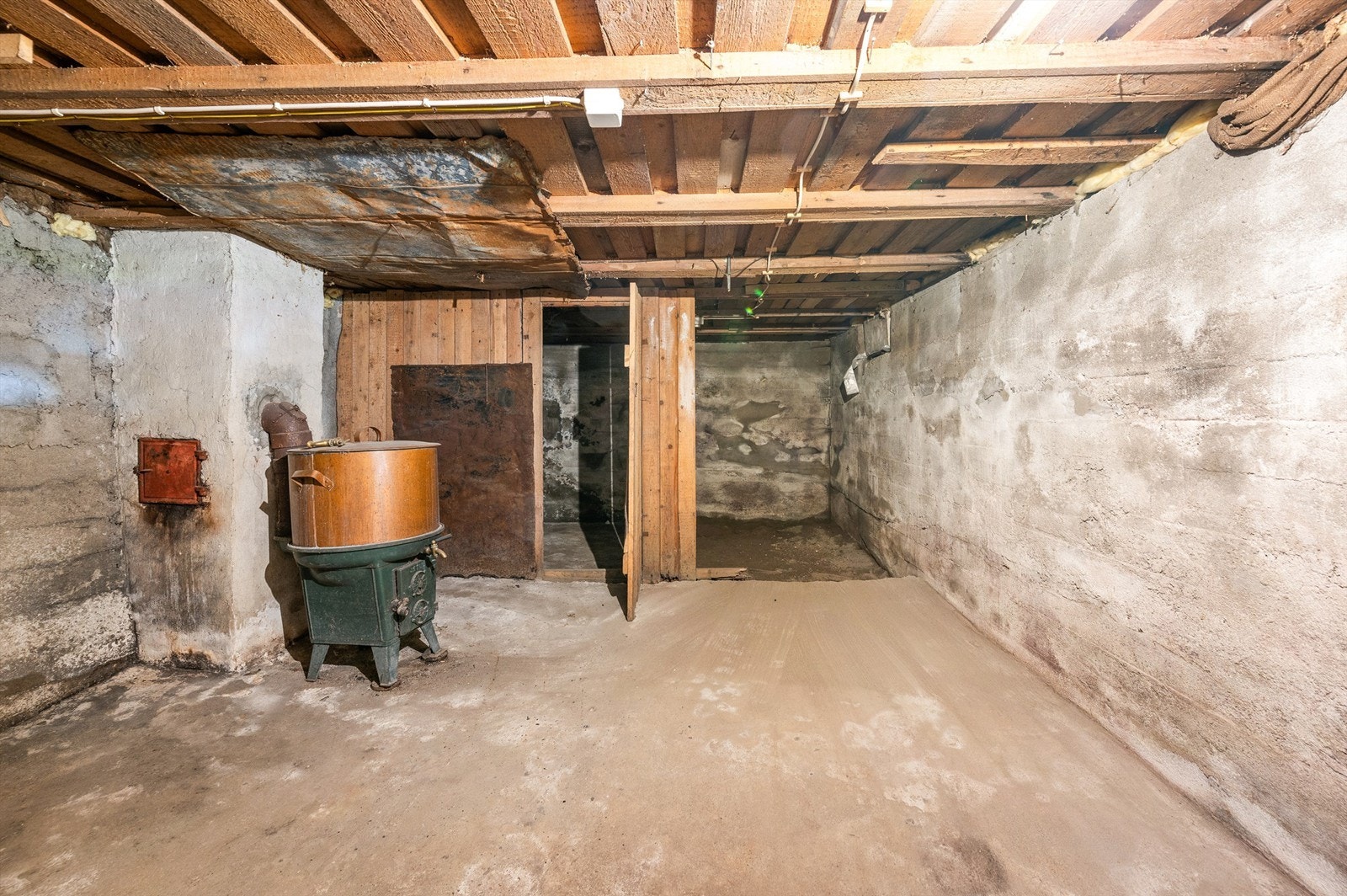 I tillegg har eiendommen et uthus med 3 boder på til sammen 41 kvm. Lagringsplass er ingen problem! Galleribilde