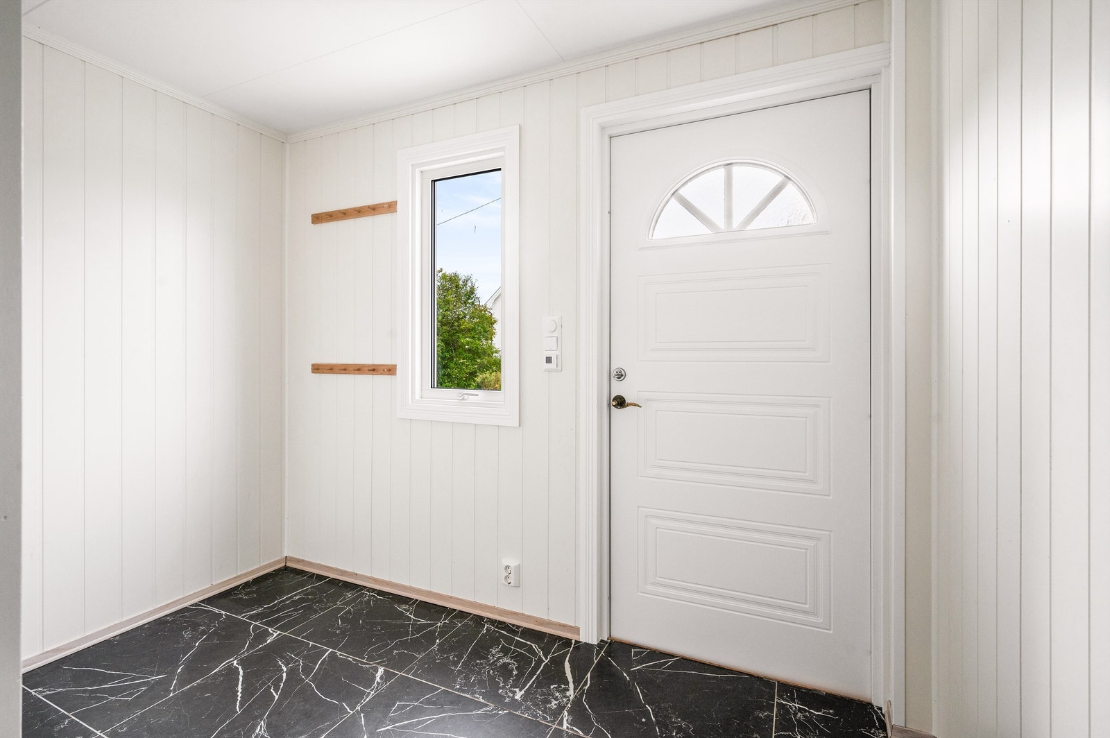 Velkommen inn! Romslig entré som gir et godt førsteinntrykk av boligen. Galleribilde