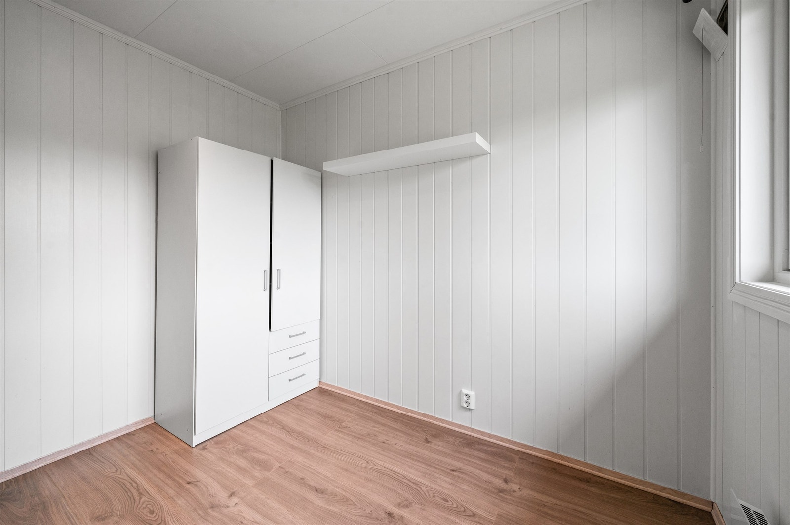 Rommet har god plass til dobbeltseng og tilhørende møblement. Galleribilde