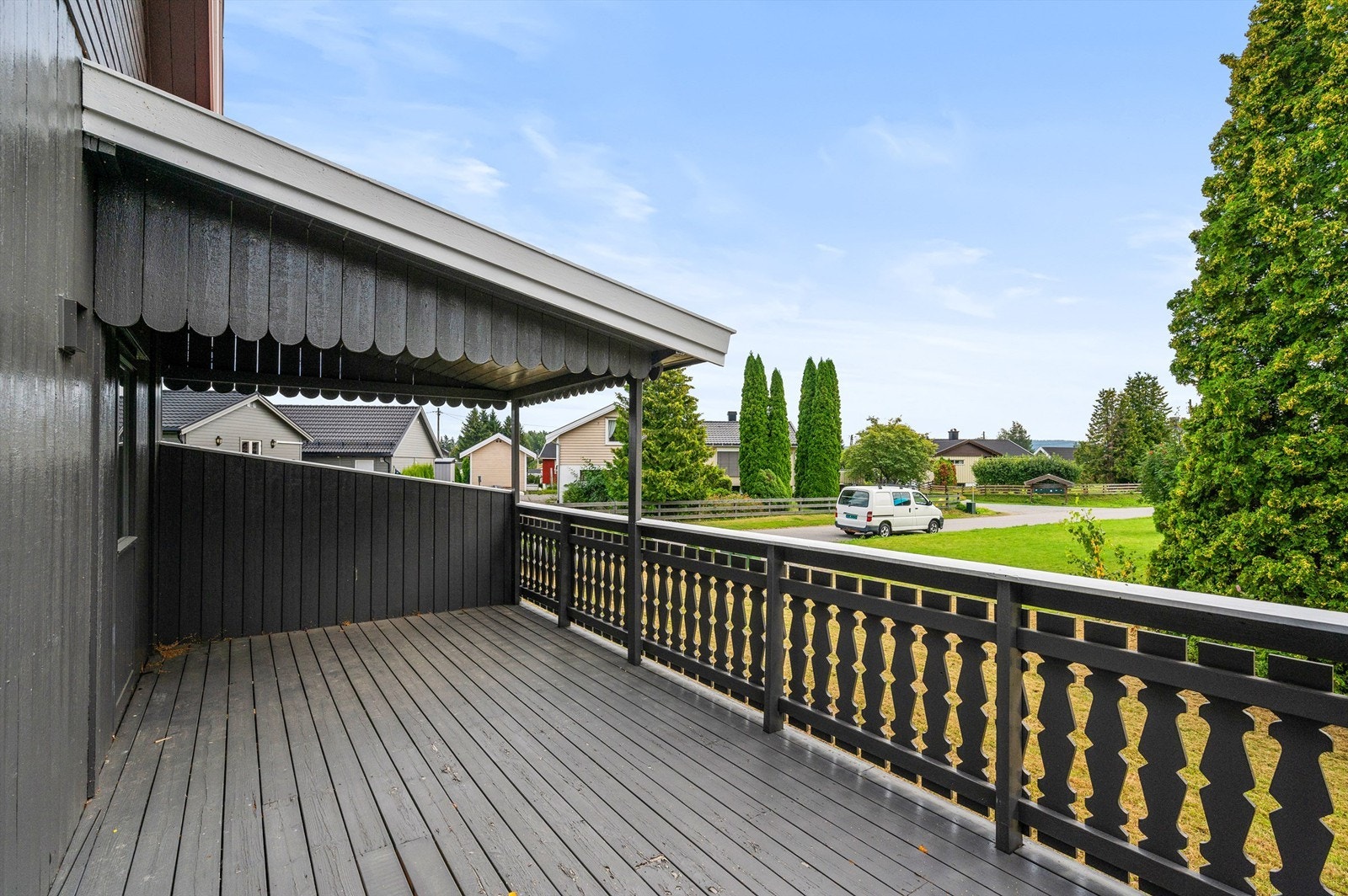 Terrassen har direkte adkomst til eiendommens flotte hage. Hagen er tilnærmet flat og flott opparbeidet med diverse trær og beplantinger. Galleribilde