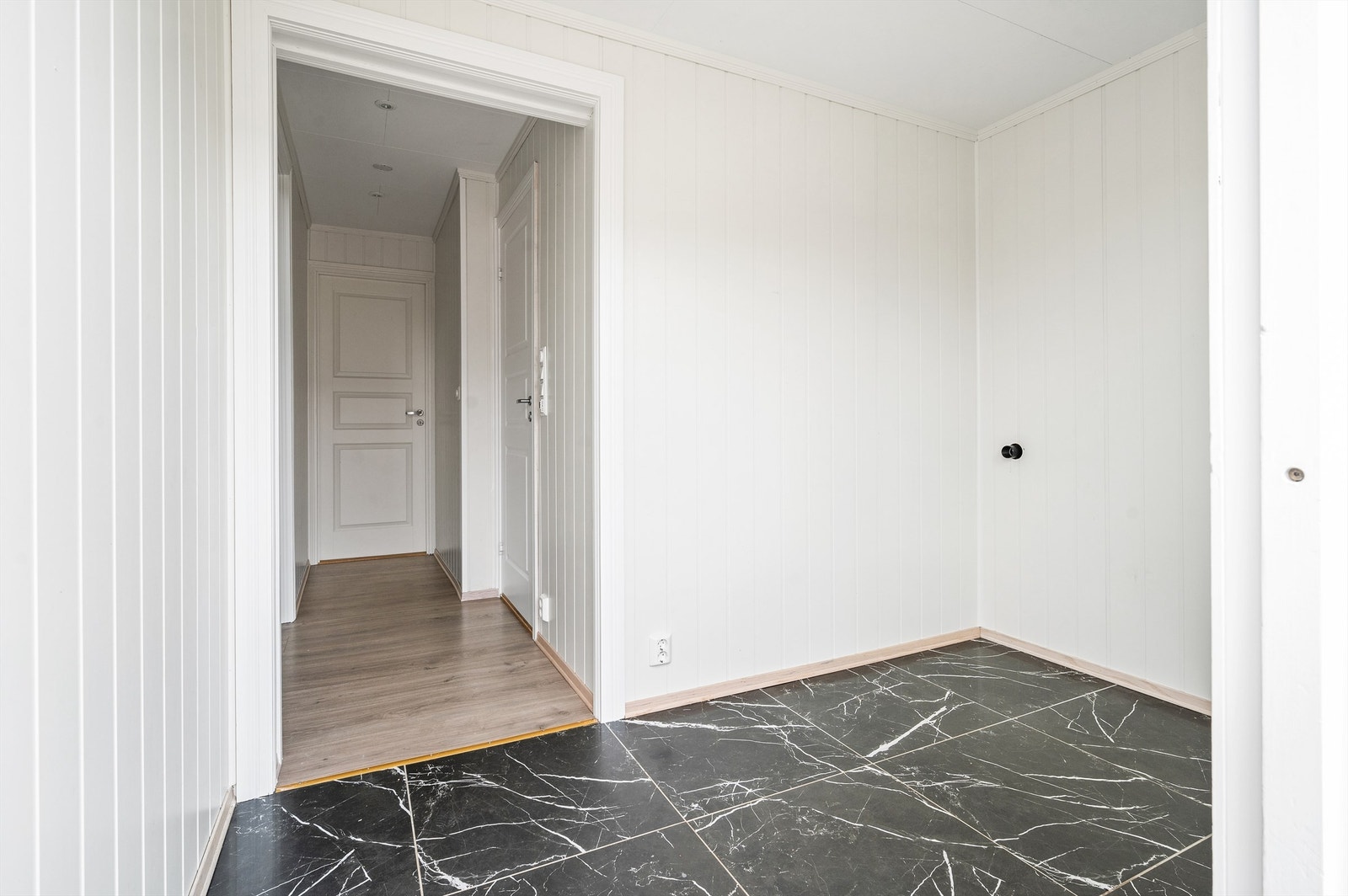 Her er det god plass til å henge fra seg sko og yttertøy. Galleribilde