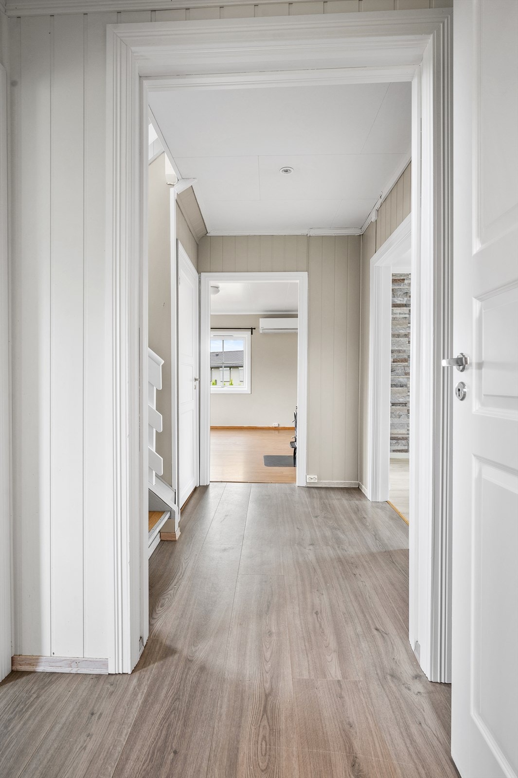 Fra entréen er det adkomst til gang med videre adkomst til bad og soverom. Galleribilde