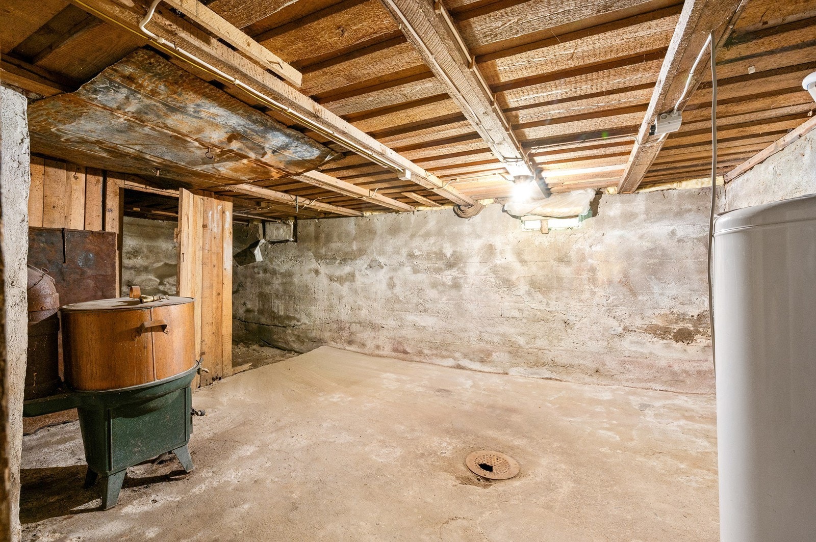 I kjelleretasjen er det rikelig med oppbevaringsplass på hele 27 kvm Galleribilde