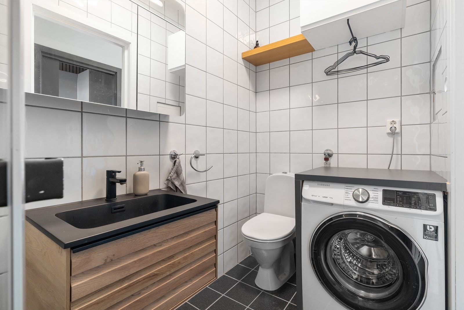 Ny baderomsinnredning, skiftet dusjbatteri og etablert ny dusjvegg i 2022. Utover dette er badet fra byggeåret. Galleribilde