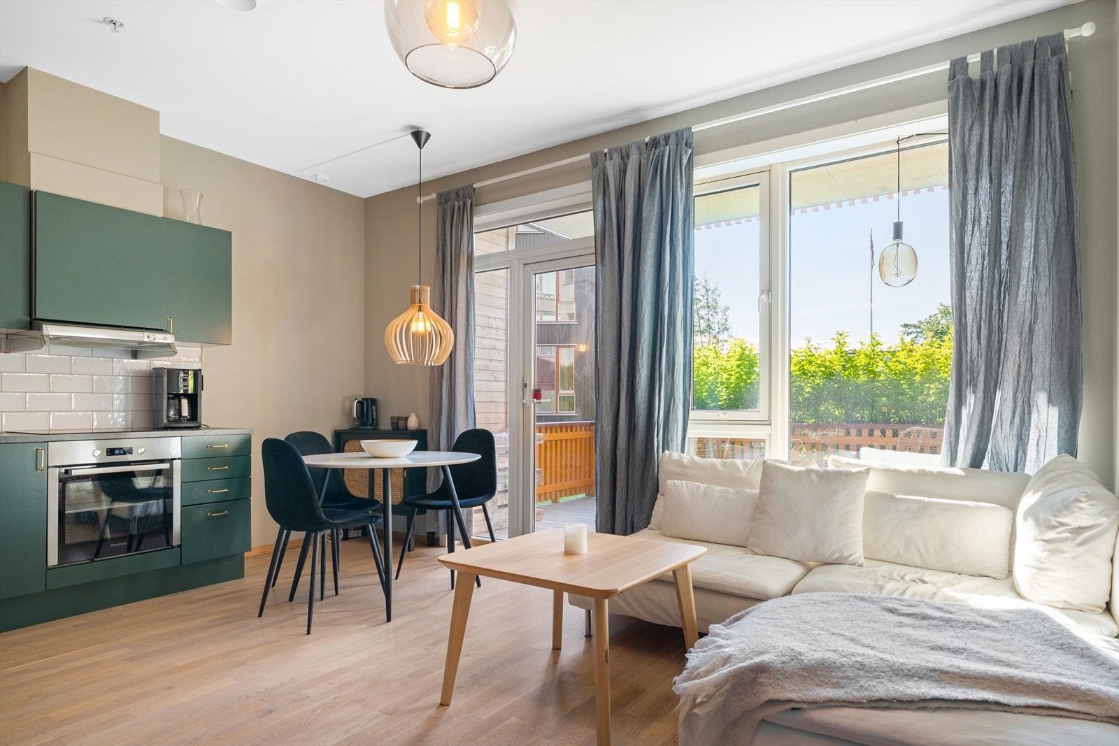 Store vindusflater sørger for naturlig lysinnslipp. Galleribilde