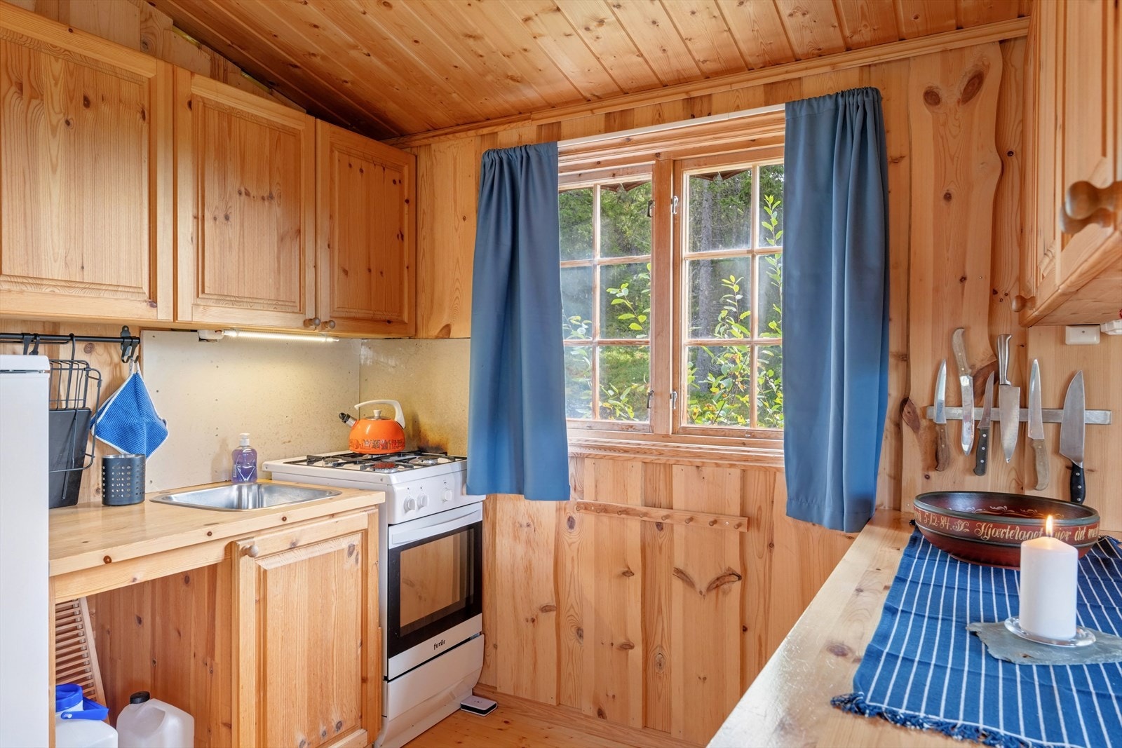 Kjøkkeninnredningen er fra byggeår med heltre, profilerte fronter og heltre benkeplate. Innredningen er dels plassbygd. Galleribilde