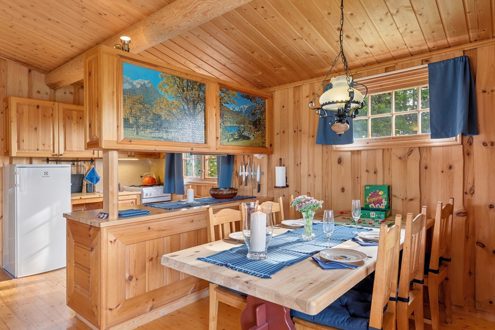 Kjøkkenet finner du godt plassert i hytten og med delvis åpning mot stue og spiseplass. Galleribilde