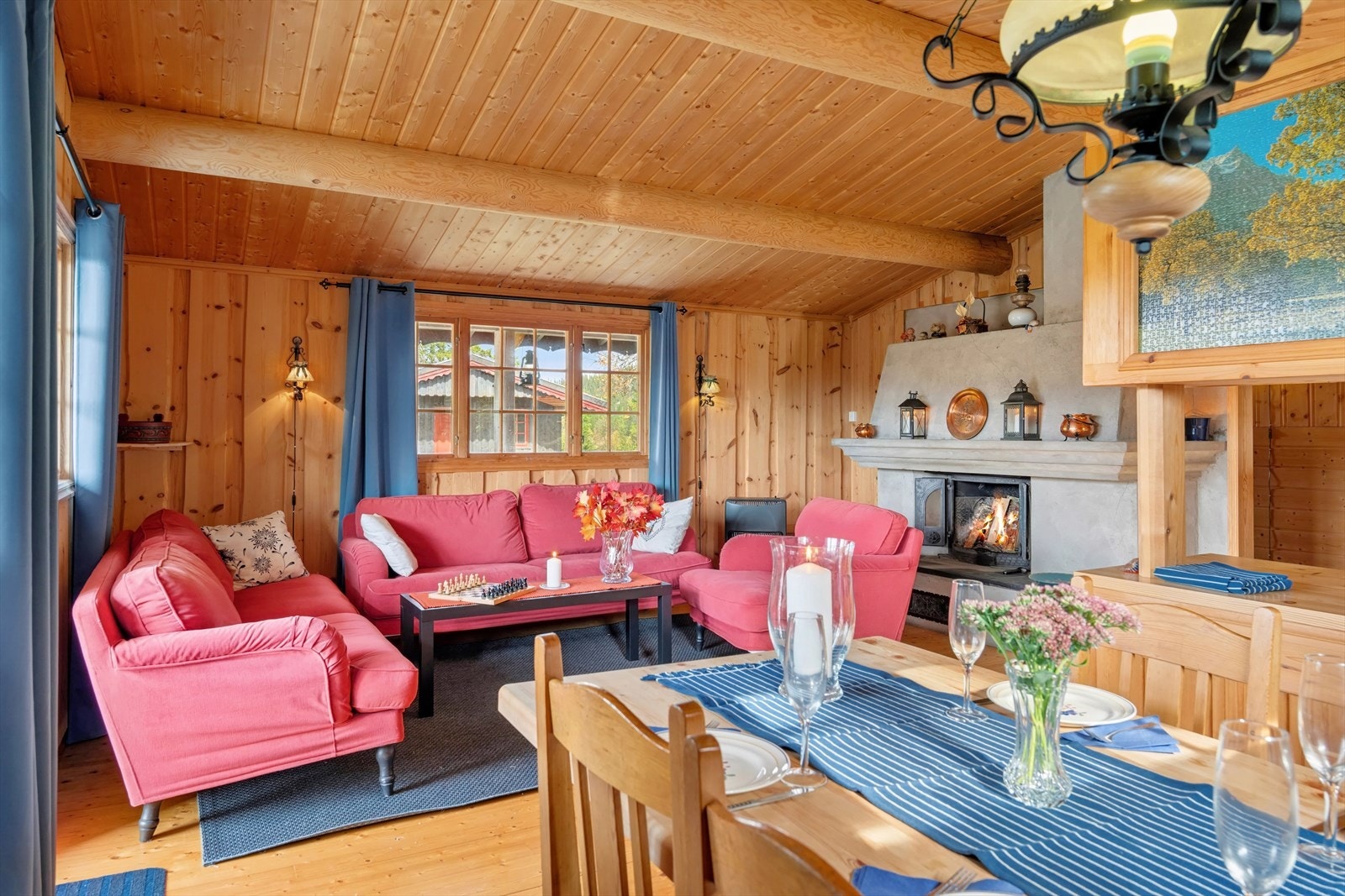 Plass til både sofa og spisegruppe. Galleribilde