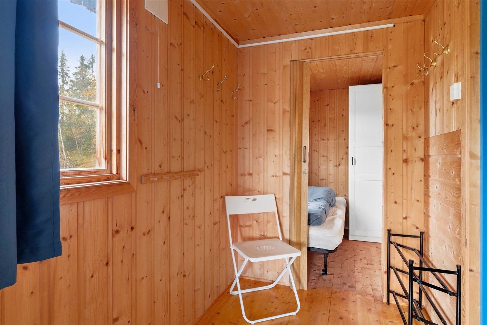 Velkommen inn! Boden i forbindelse med vindfanget er innredet med seng - ikke godkjent for varig opphold. Galleribilde