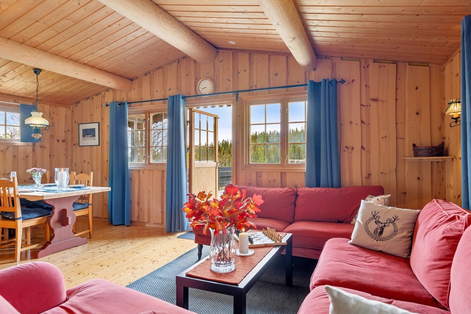 El-forsyning skjer via solcellepanel med batterier. Muligheter for å legge inn strøm! Galleribilde