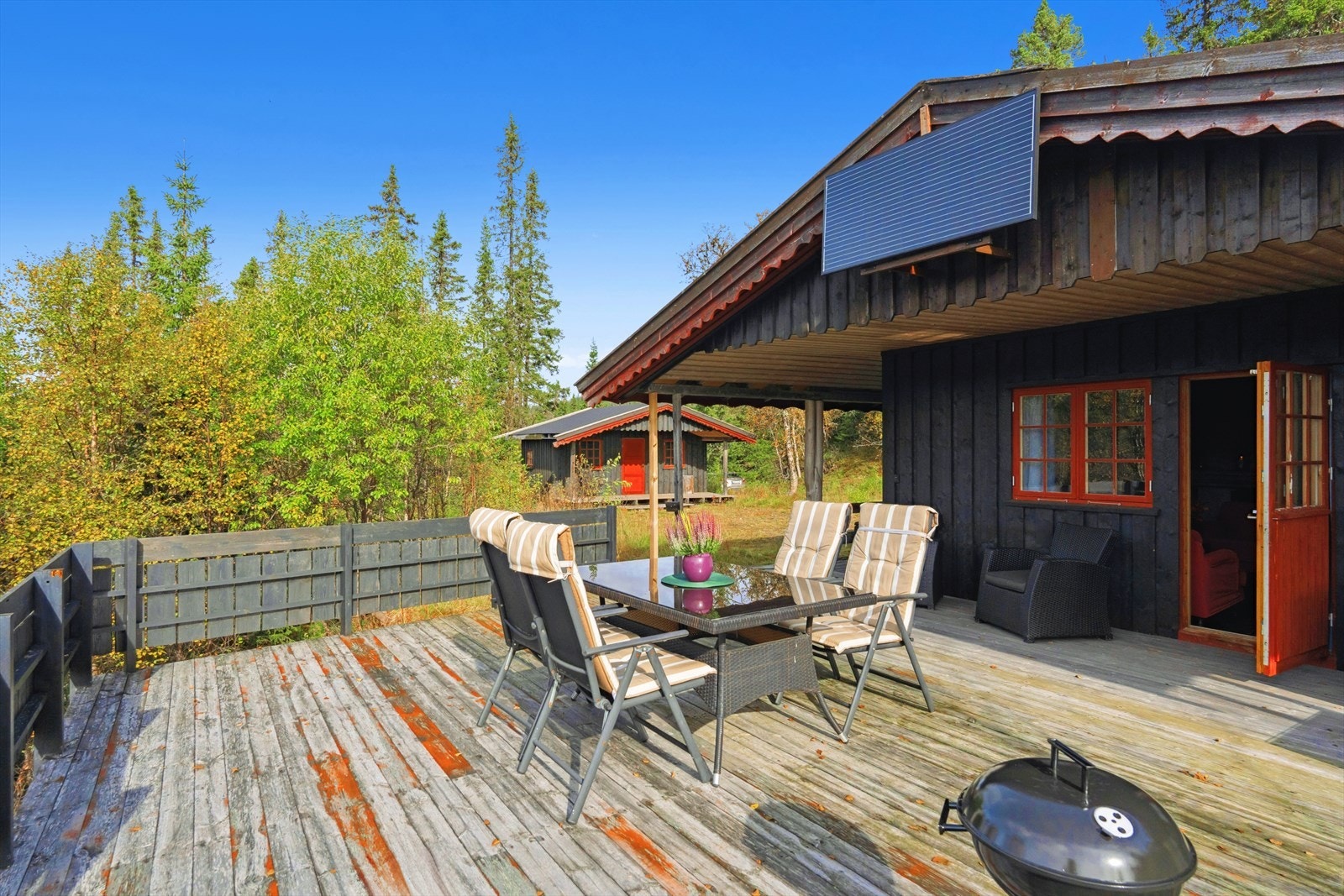 Samlet terrasseareal for hytten er på ca. 51 kvm. (Ca. 8 kvm overbygd inngangsparti/svalgang, ca. 15 kvm overbygd gavlterrasse ut for stue og ca. 28 kvm åpen del ut for stuegavl). Galleribilde