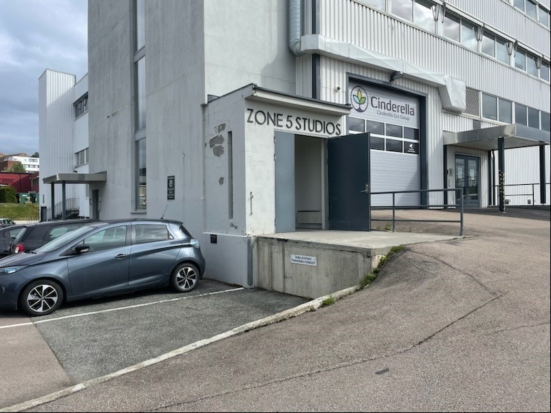 Varelevering via lasterampe og vareheis Galleribilde