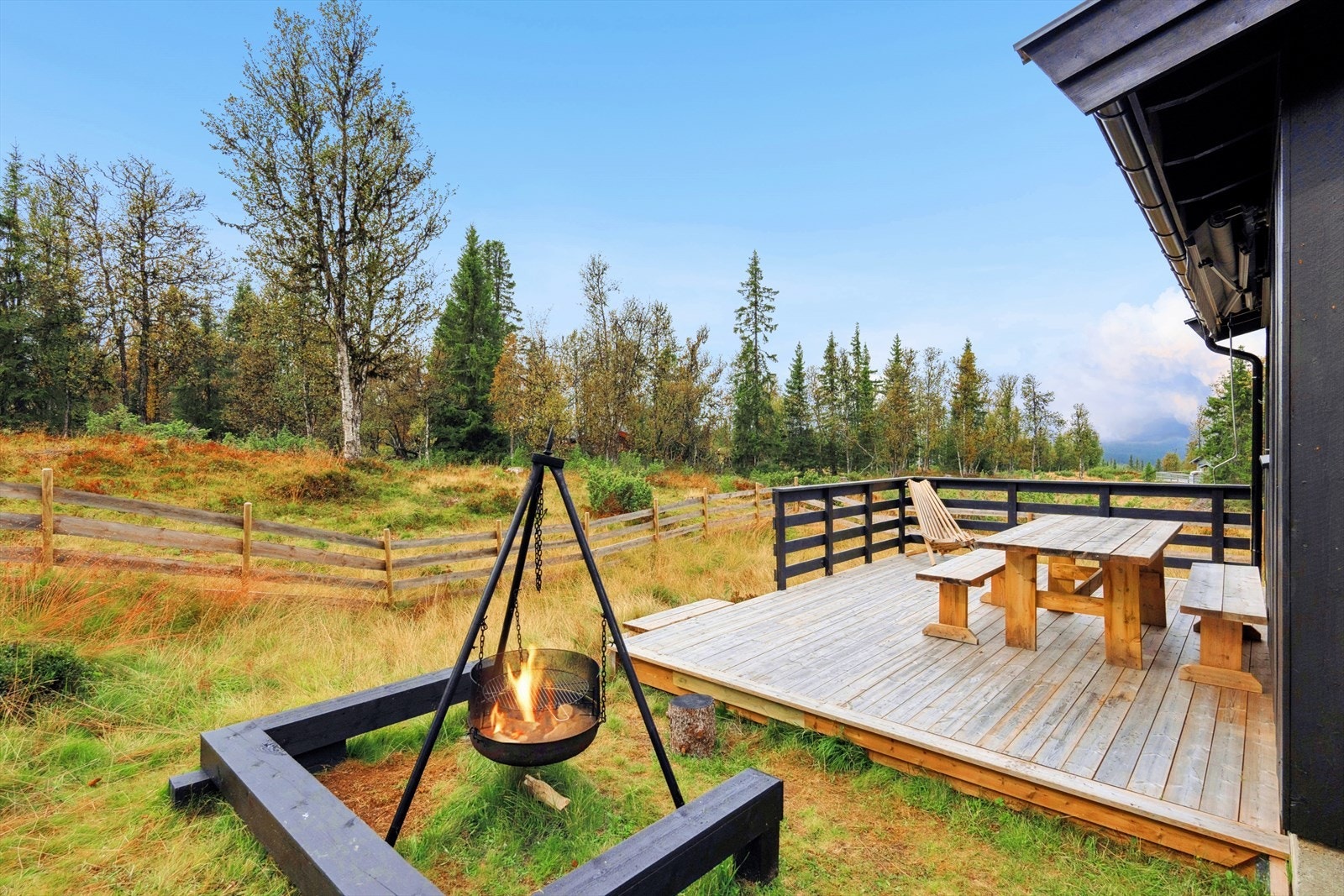 Koselig uteplass med gode solforhold. Galleribilde