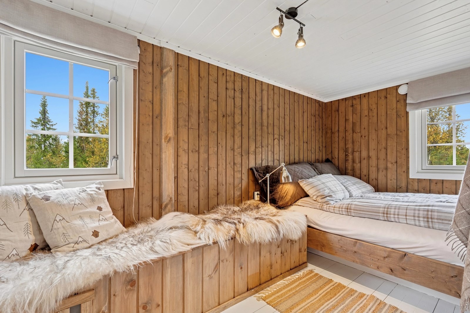 Soverom i hytten med god plass til seng. Galleribilde