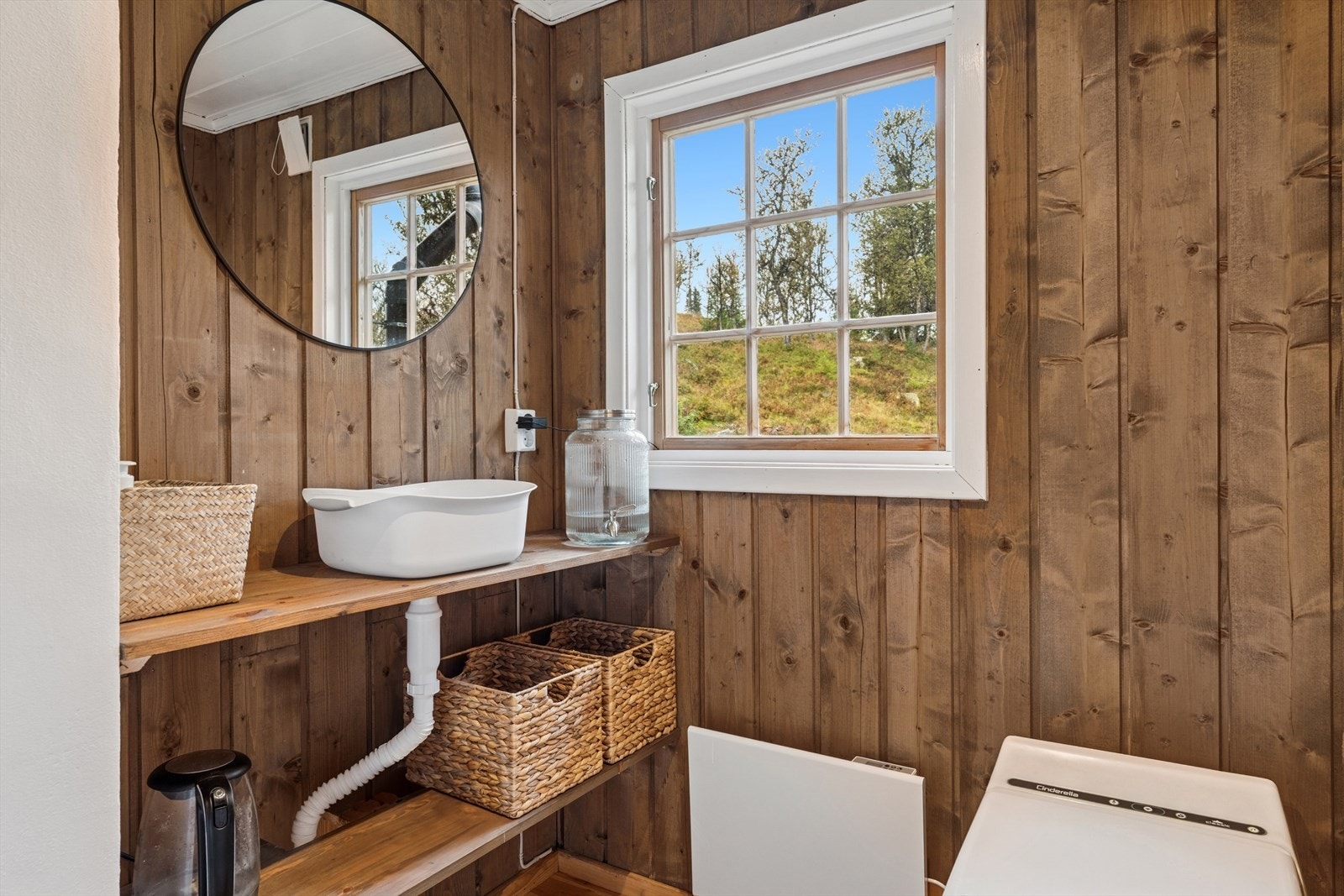 Bod i anneks er innredet og endret av selger til toalettrom med Cinderella forbrenningstoalett. Dette er et søknadspliktig tiltak som ikke er omsøkt. Galleribilde