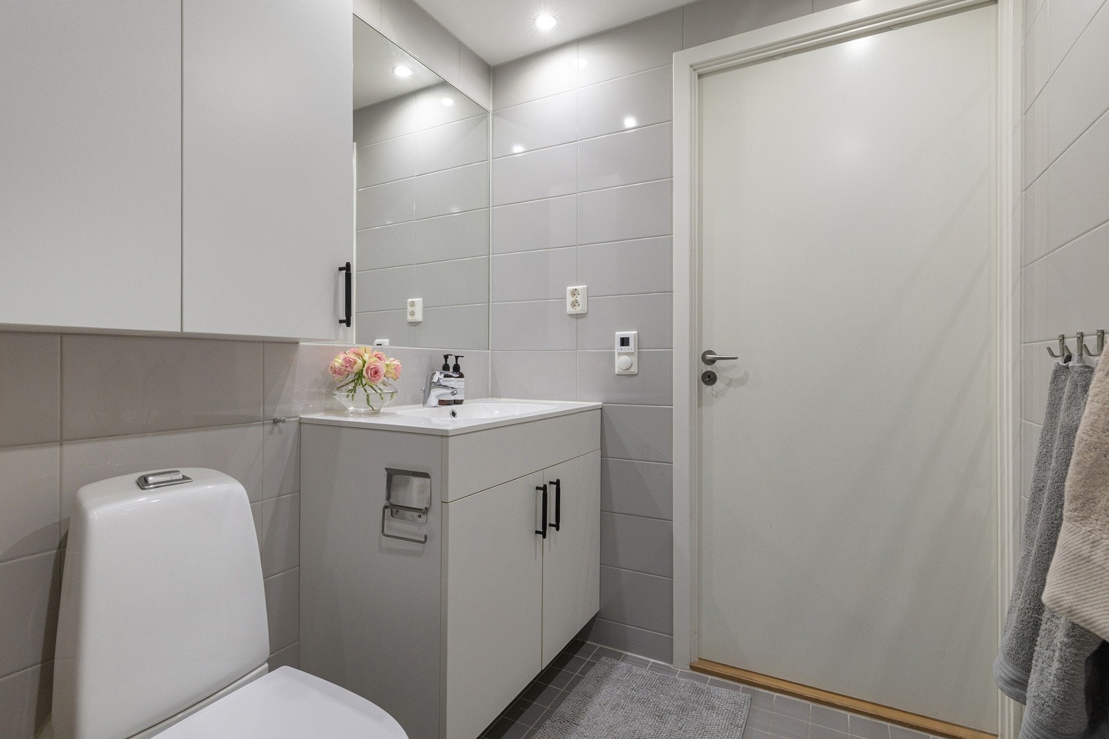 Det er opplegg for vaskemaskin, og rommet er helfliset med fliser på både vegger og gulv. Galleribilde