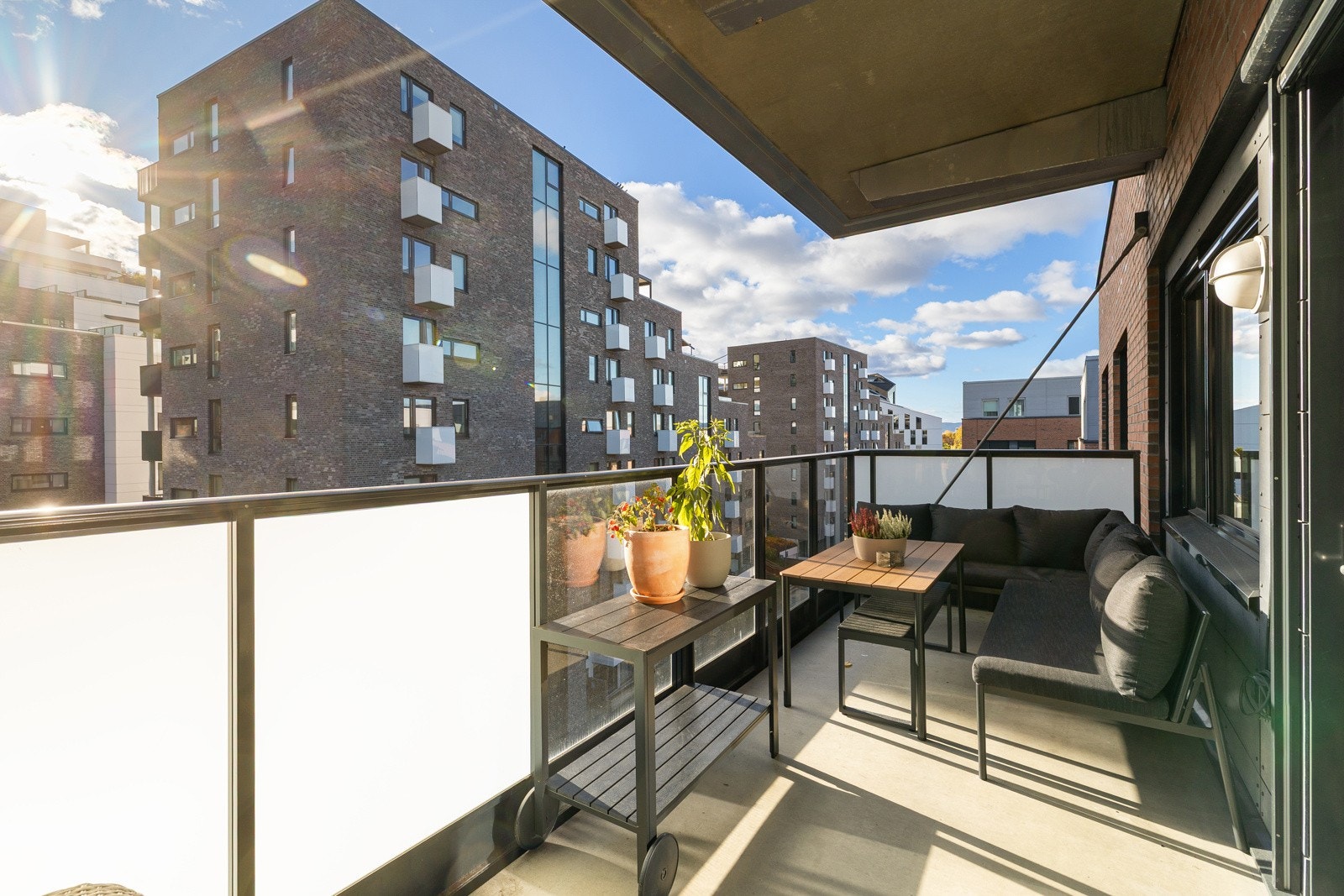 Fra stuen har du utgang til en romslig balkong, som på varme sommerdager nærmest fungerer som en forlengelse av oppholdsrommet. Galleribilde