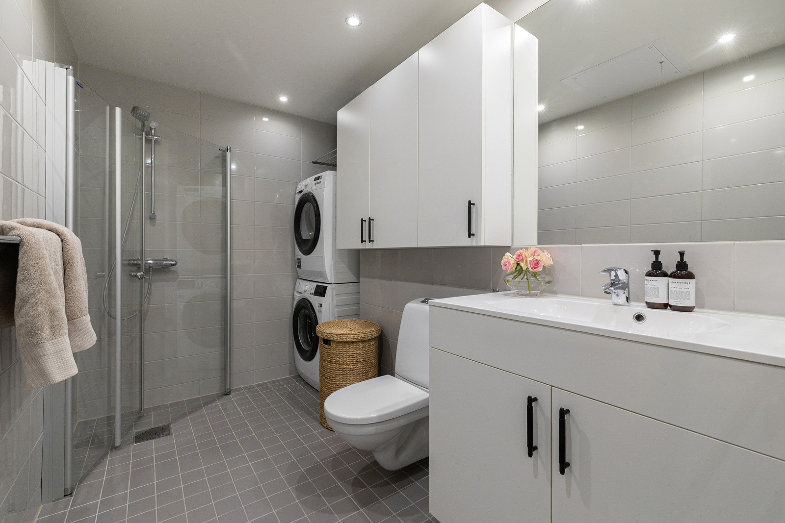 Badet er innredet med dusjnisje, servant montert i innredning, samt vegghengt toalett som gir et moderne og plassbesparende uttrykk. Galleribilde