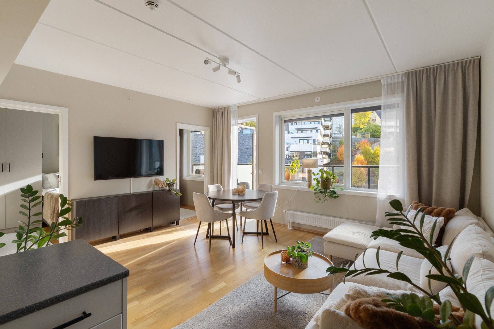 Stuen fremstår som romslig og luftig, med store vindusflater som slipper inn rikelig med naturlig lys. Galleribilde