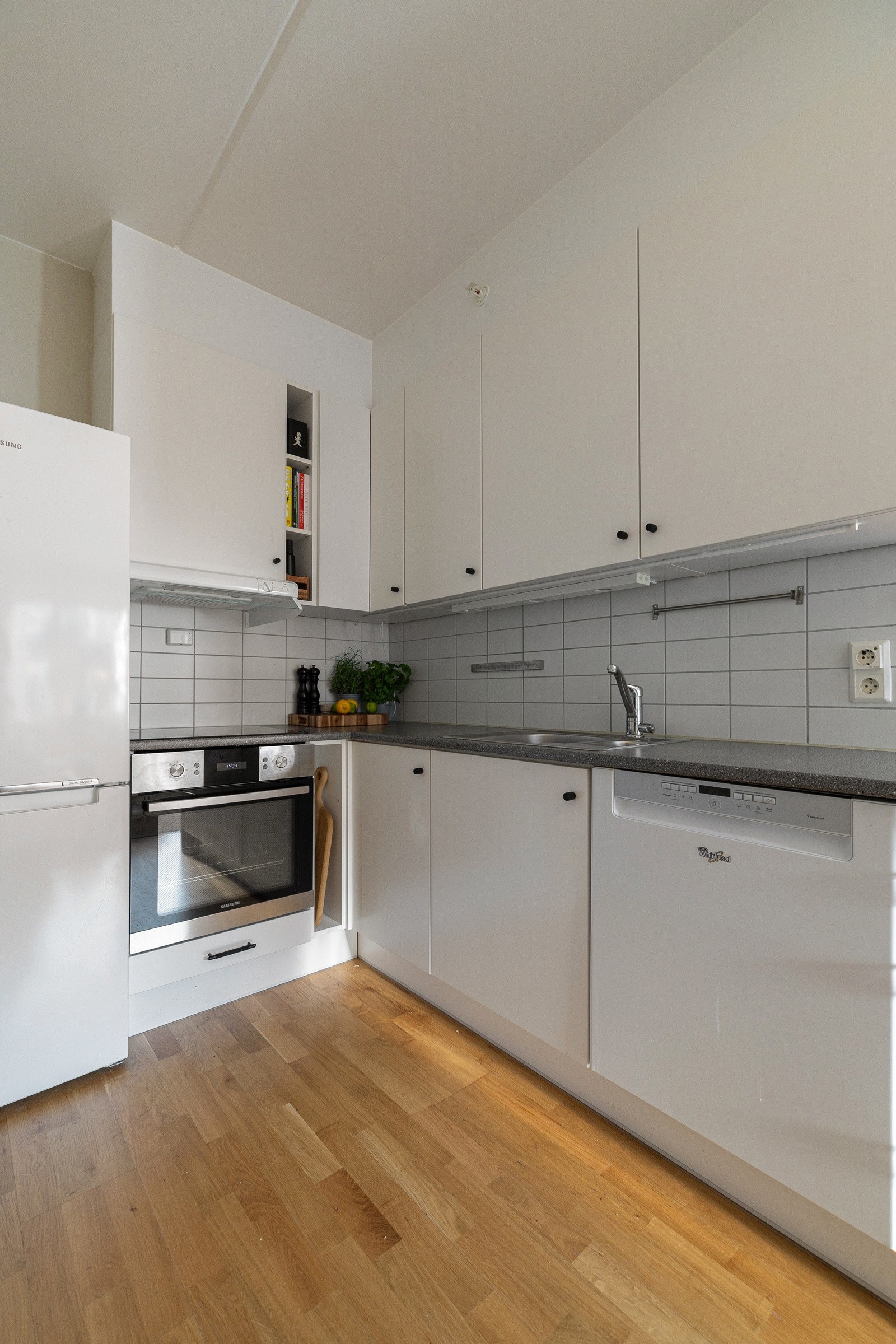 Løsningen har delvis integrerte hvitevarer, inkludert kjøl-/fryseskap, oppvaskmaskin, platetopp og stekeovn, noe som bidrar til en praktisk og helhetlig kjøkkenløsning med godt arbeids- og oppbevaringsrom. Galleribilde