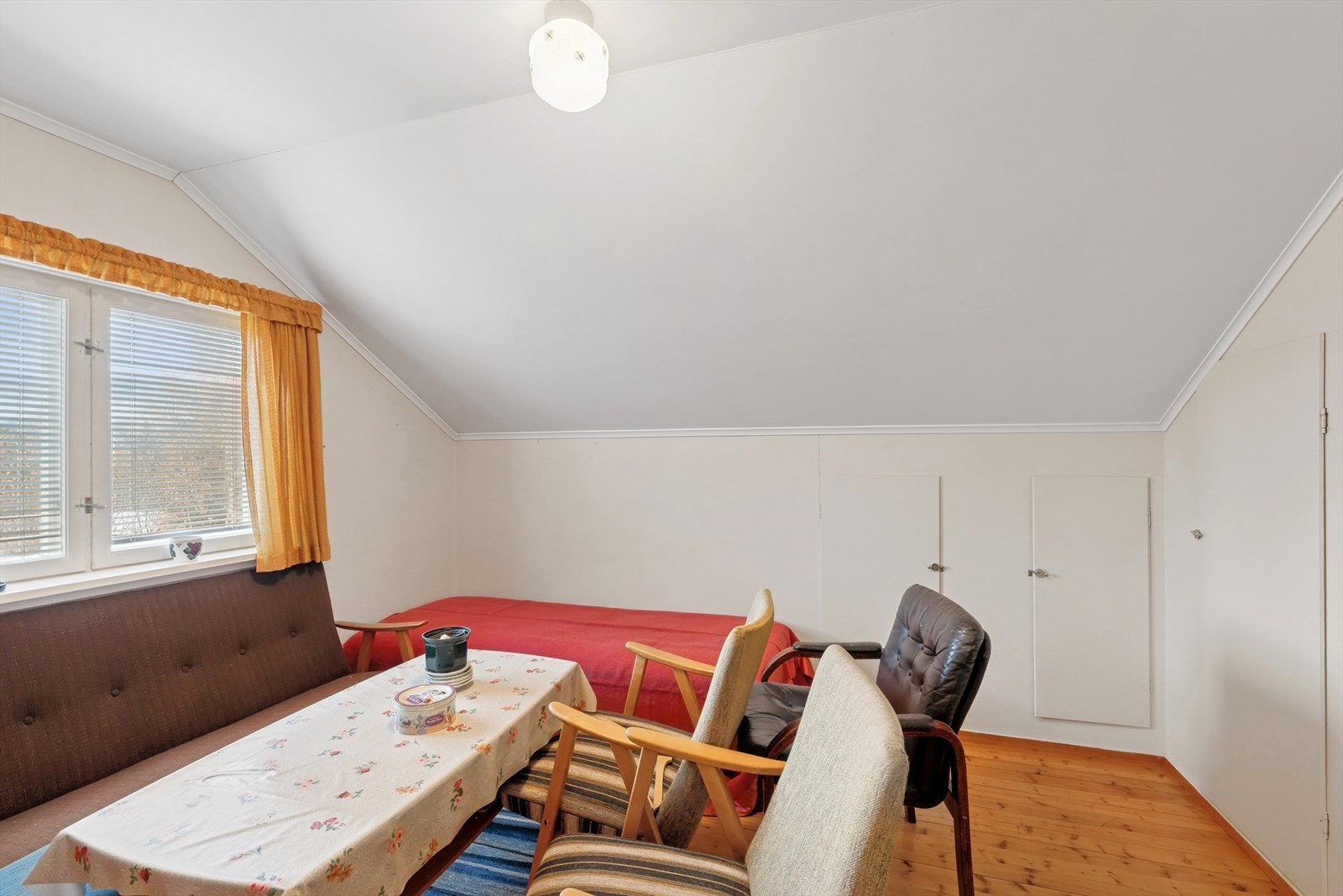 Loftstue i eneboligens 2. etasje, utstyrt med vedovn. Galleribilde