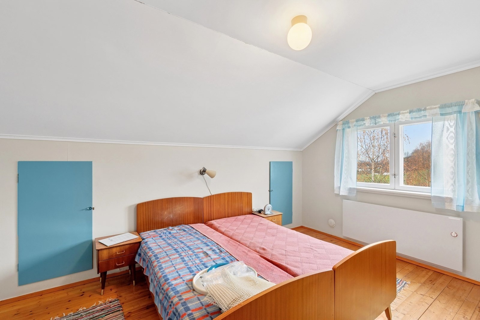 Det er plass til seng, nattbord og annet ønskelig møblement. Galleribilde