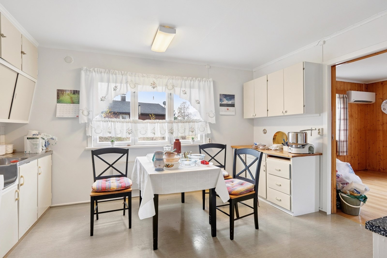 Kjøkkenet ligger adskilt i et eget rom. Galleribilde