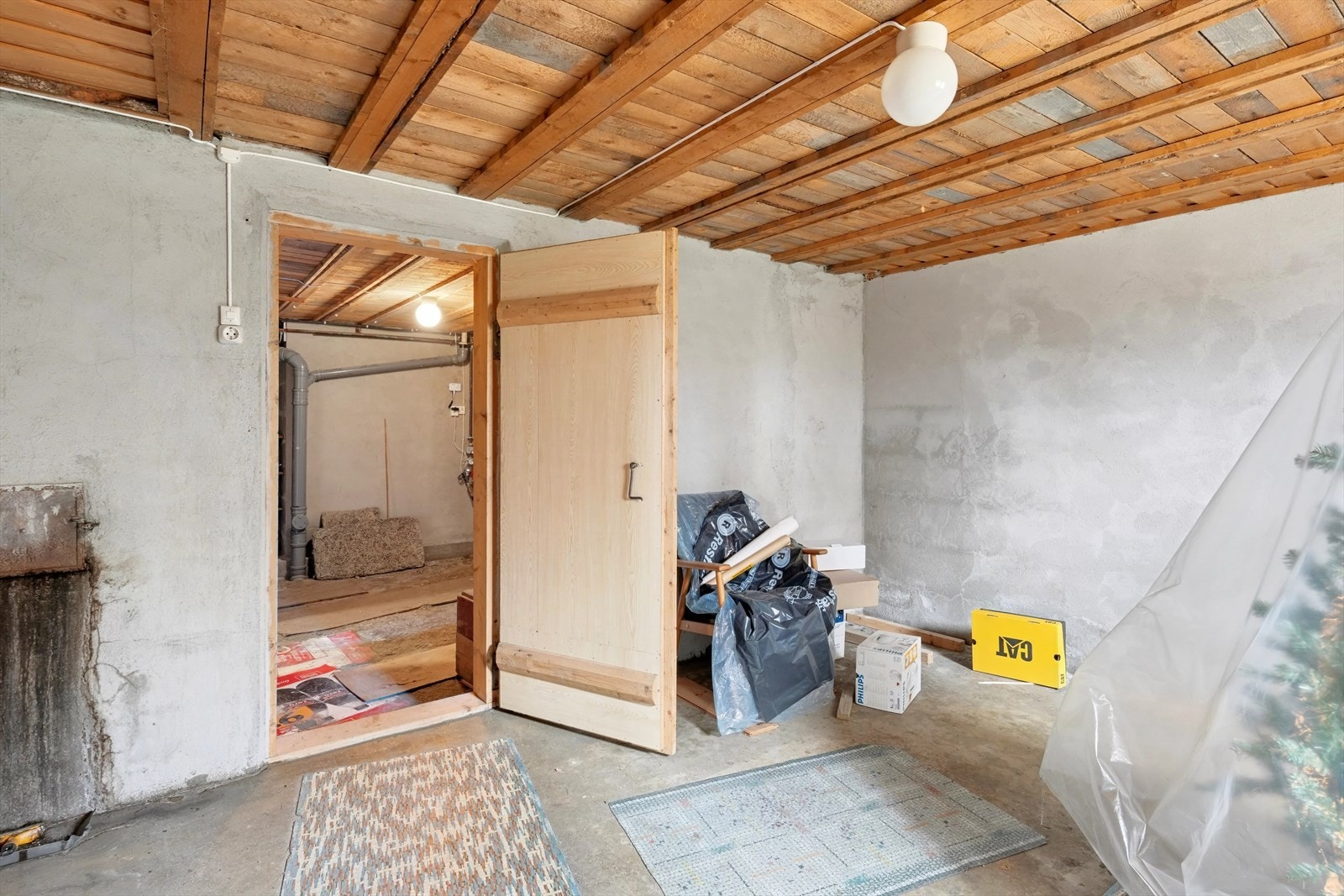 En 200 liters varmtvannsbereder fra 2001 er plassert i kjeller. Galleribilde