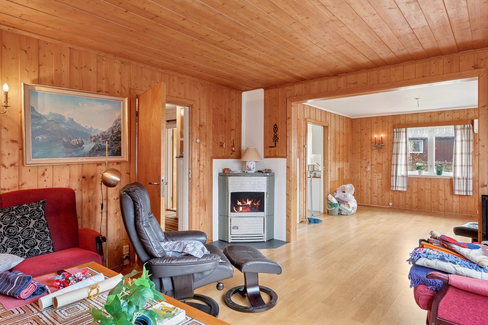 Eneboligen varmes opp via kombi ved/parafinkamin i stuen, ellers er det elektrisk oppvarming ved for eksempel panelovn og luft til luft varmepumpe. Galleribilde