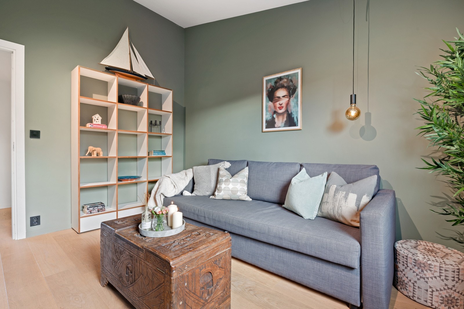 Det er fire soverom i boligen, hvorav tre er i u. etasje og ett er i 1. etasje. Her fra soverommet i 1. etasje som i dag brukes som tv-stue/kontor/gjesterom. Galleribilde