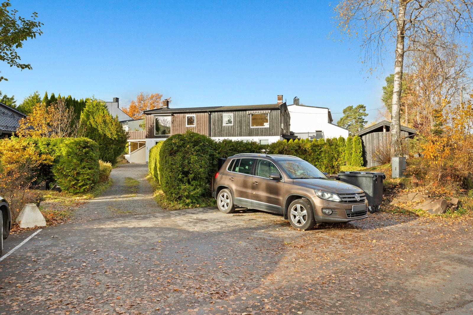 God plass til parkering ved hovedinngangen Galleribilde