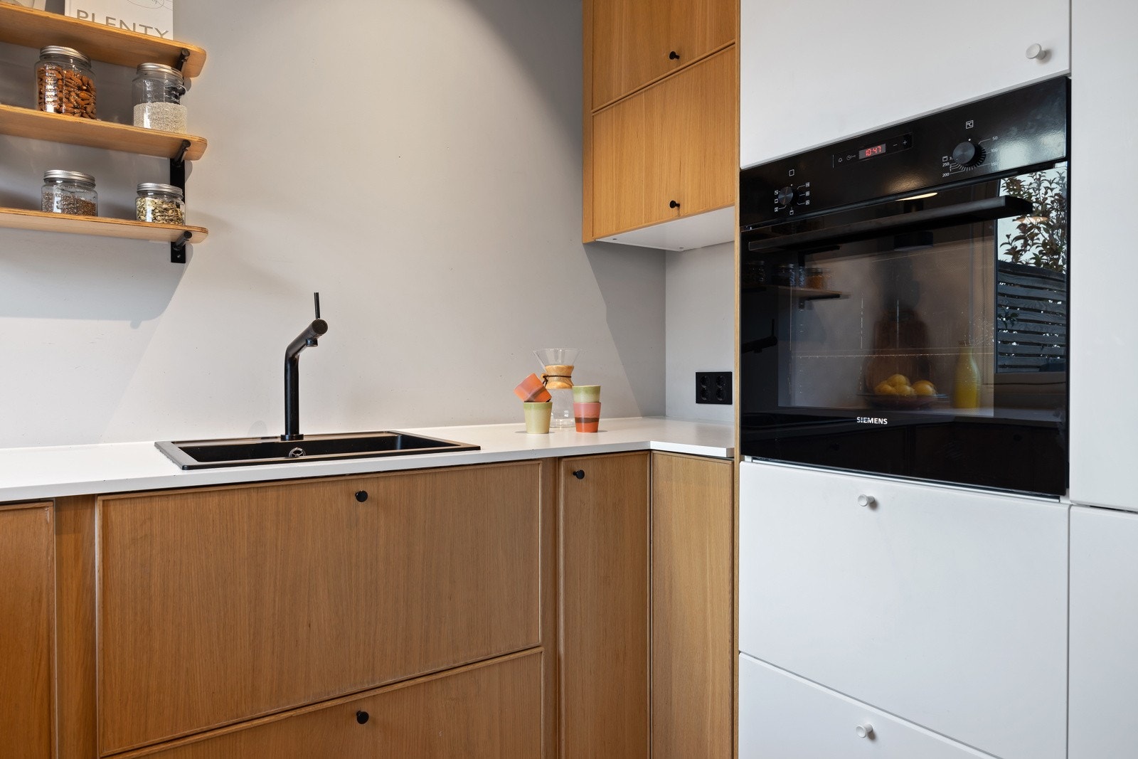 Kjøkkeninnredningen var ny i 2018 og er effektivt innredet med god skap- og benkeplass samt integrerte hvitevarer Galleribilde