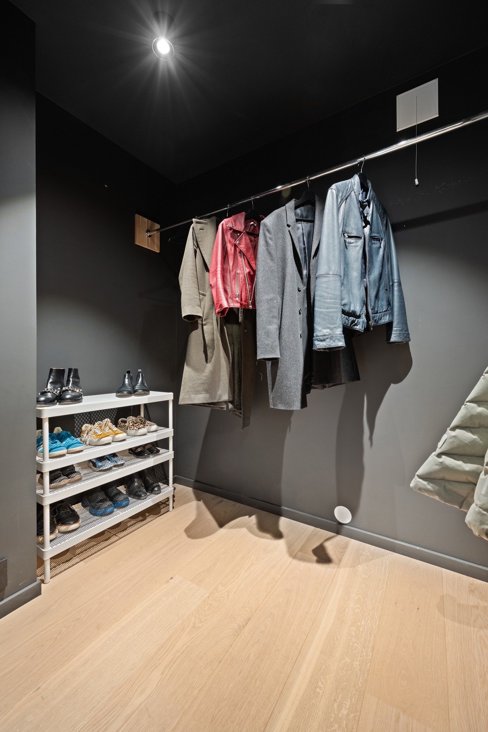 Garderoberom ved hovedinngang Galleribilde