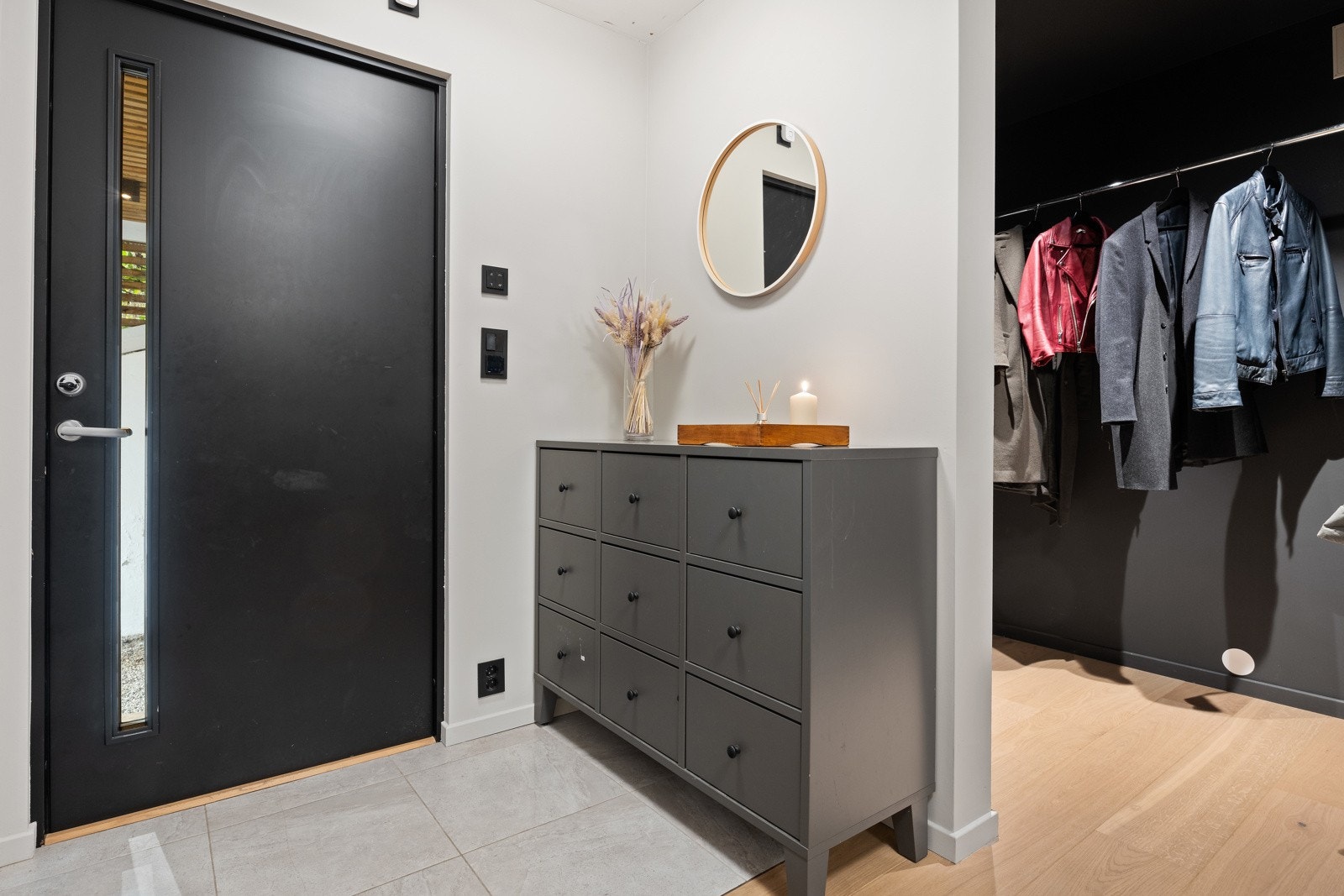 Hovedinngang i u. etasje med tilgang til garderoberom Galleribilde