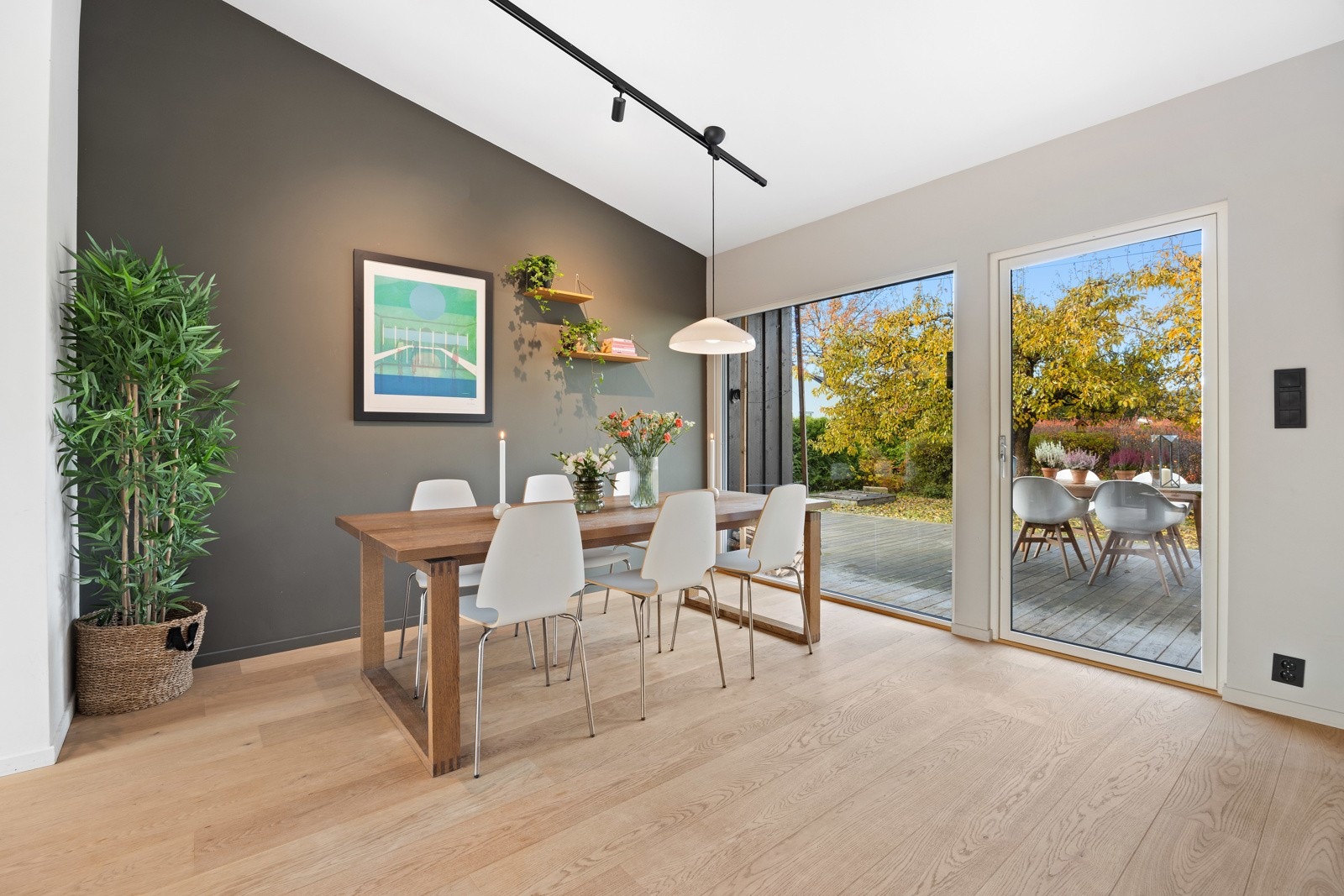 Fra stue/kjøkken er det utgang til stor (63 kvm) terrasse og hage Galleribilde