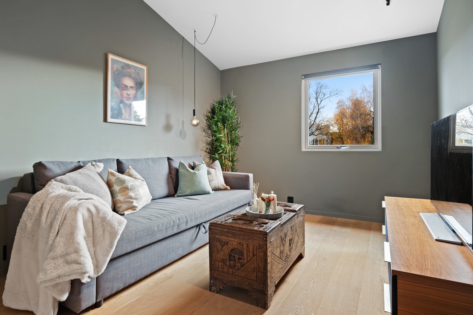 Det er fire soverom i boligen, hvorav tre er i u. etasje og ett er i 1. etasje. Her fra soverommet i 1. etasje som i dag brukes som tv-stue/kontor/gjesterom. Galleribilde