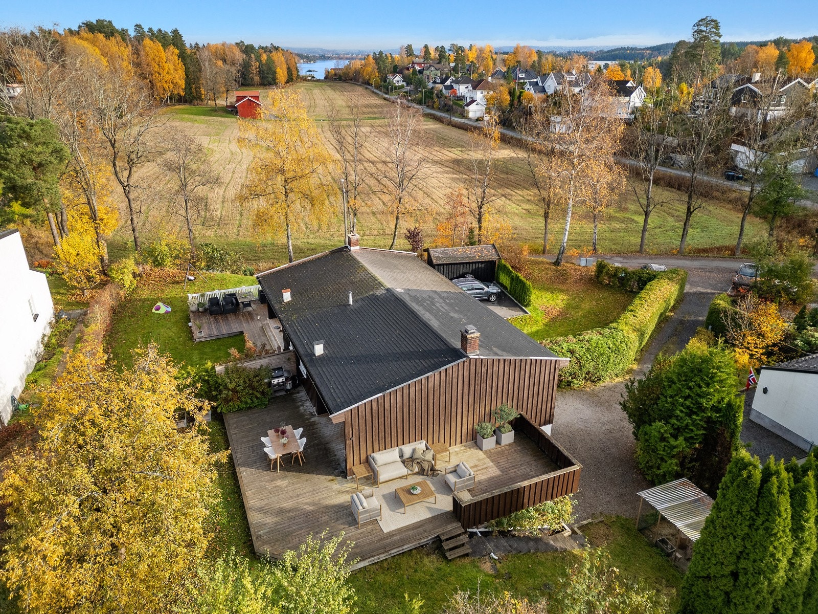 1/2-part av vertikaldelt tomannsbolig med meget god beliggenhet, fredelig og skjermet med gode solforhold Galleribilde