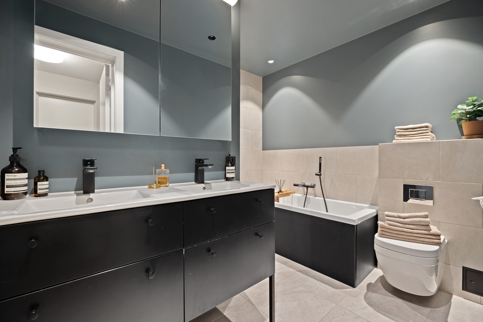 Lekkert baderom i u. etasje, nytt i 2018/19 med bl.a. badekar og dobbeldusj Galleribilde