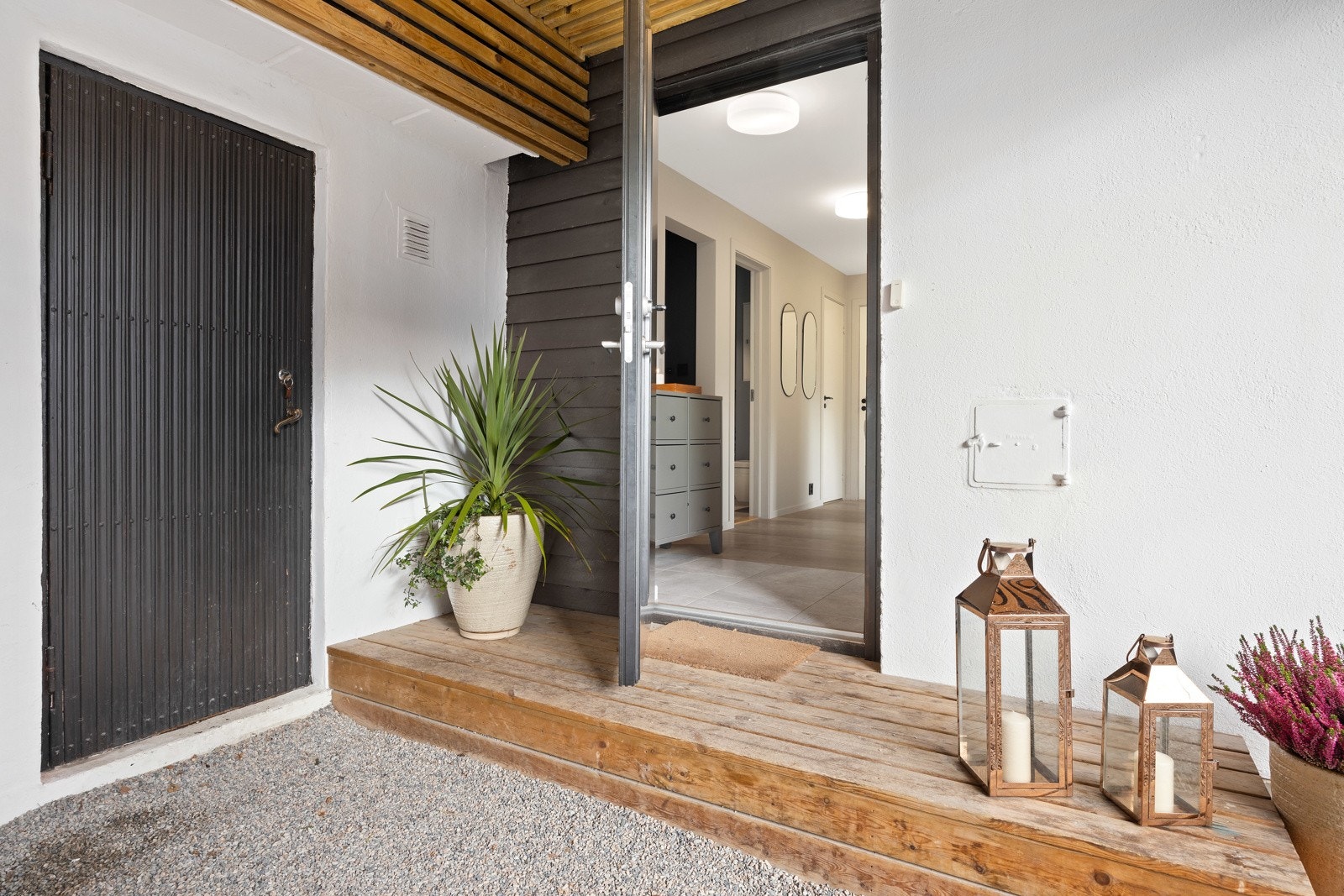 Overbygd hovedinngang i u. etasje og tilgang til bod på ca. 7 kvm ved siden av hovedinngangen. Galleribilde