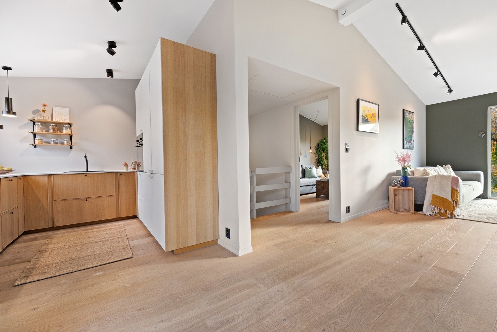 Hele huset innvendig ble pusset opp i 2018/19 med bl.a. nye gulv og overflater, nytt kjøkken, bad, rør- og el.anlegg, dører og vinduer m.m. Galleribilde