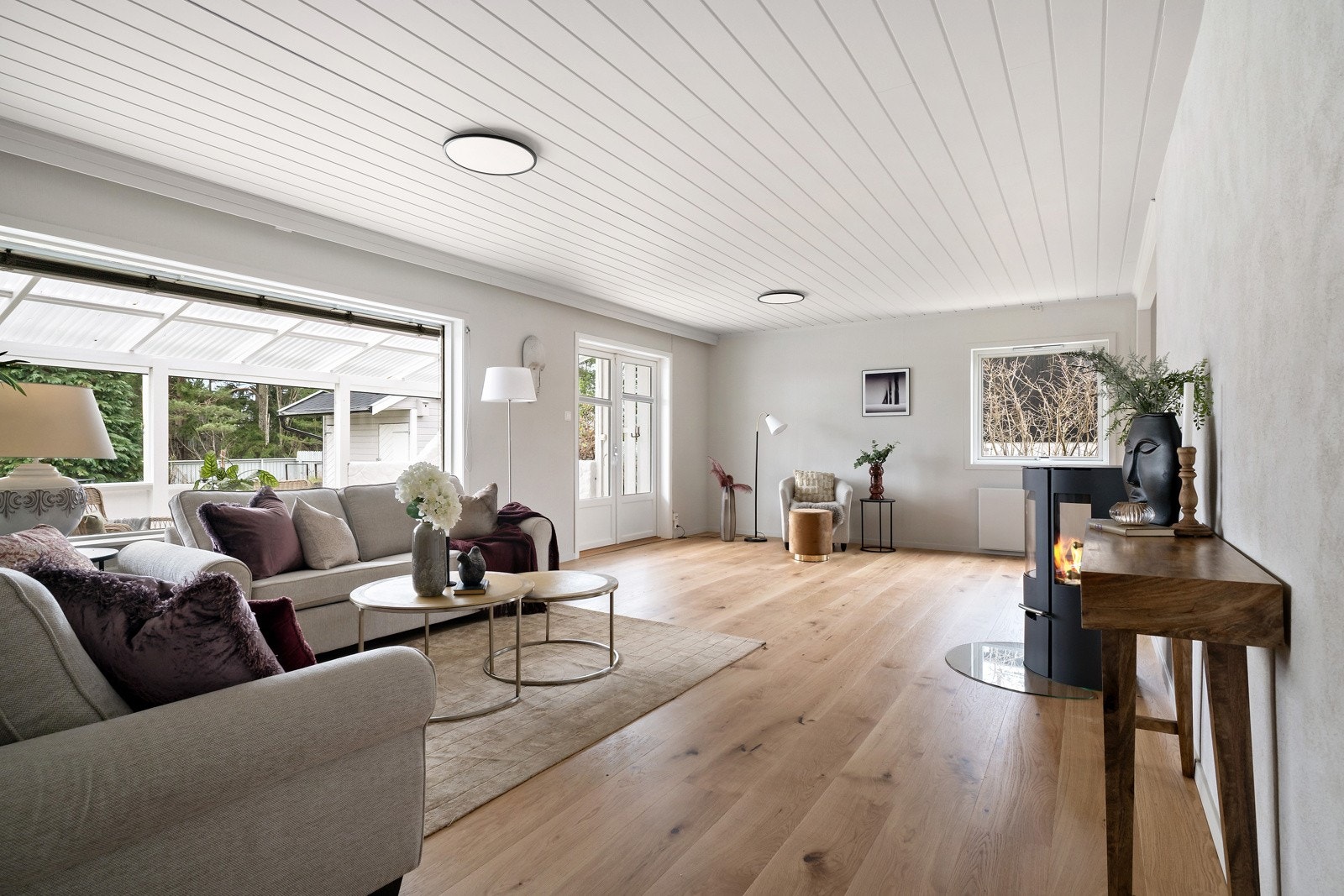 Store vinduer på flere sider av rommet gir naturlig lysinnslipp og likevel svært lite innsyn. Galleribilde